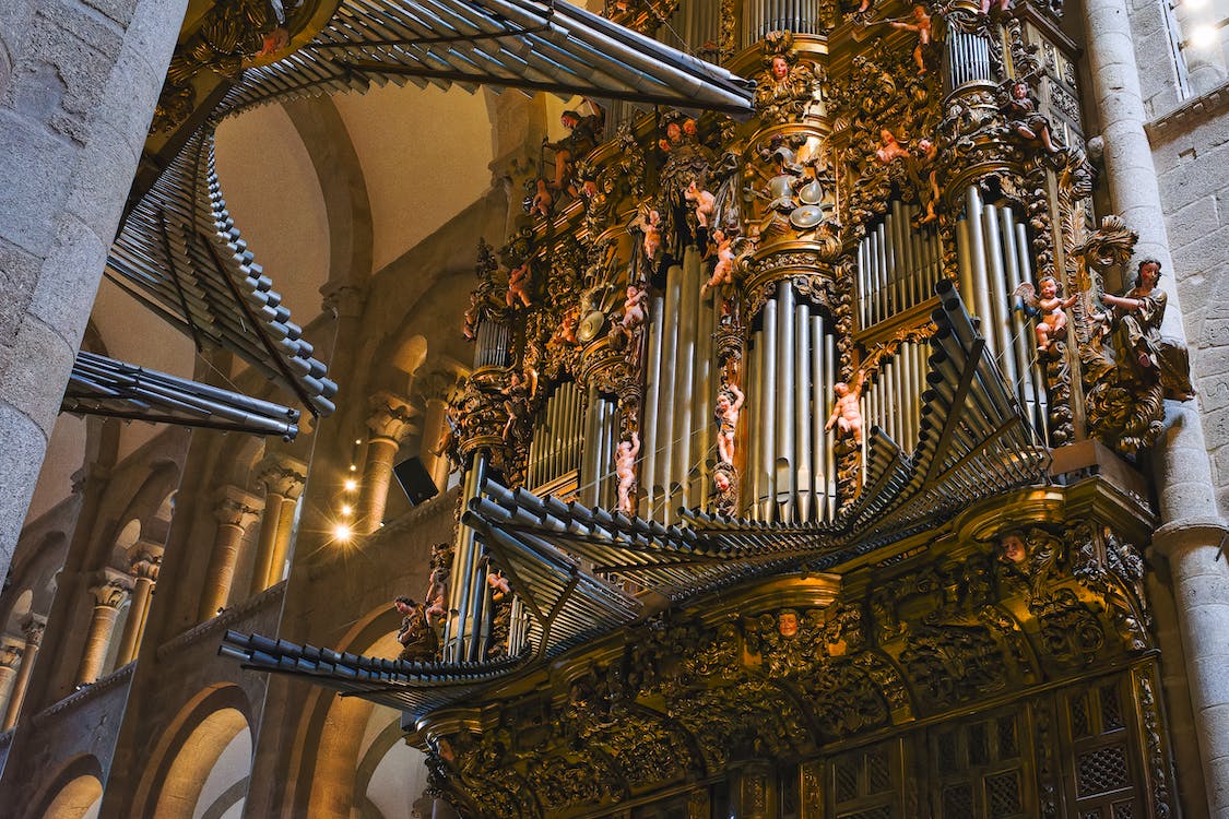 free-photo-of-dom-christentum-instrument-dekorationen